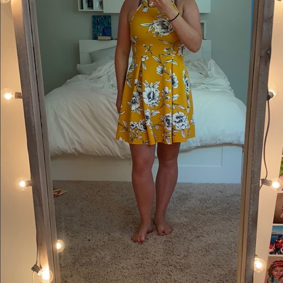 Yellow high necked flowery dress - Picture 1 of 4